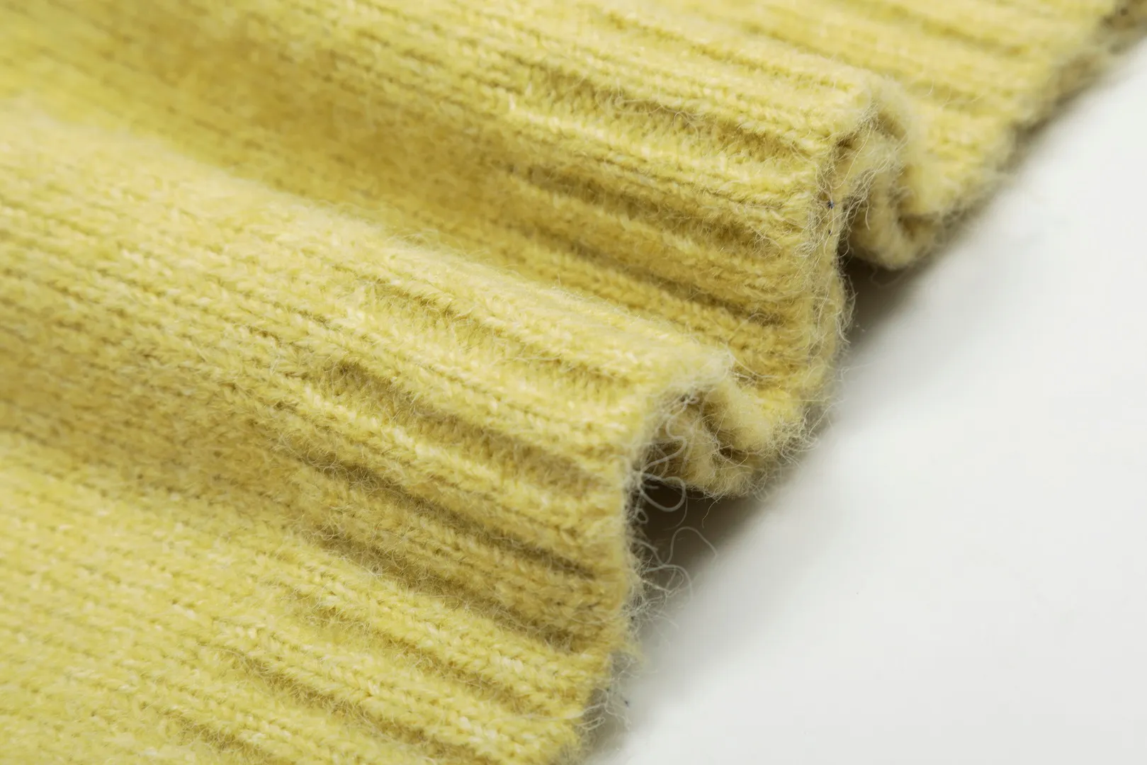 VIVI138# vivienne west wood 25th spring new model, three-color yarn wool splicing embroidered chapter design round neck 🧩 5.5-count custom-woven and dyed tunic hair, definitely not the spandex imitation wool on the market 🧩100% restoration of heavy-duty weaving method loose cuffs restored original pattern 🧩high embroidery density single chapter embroidery 20,000 stitches 🧩100% chemically tested custom-woven and dyed wool, 0 color difference. Size: 1 yard (90-110 pounds) 2 yards (110-130 pounds) 3 yards (130-150 pounds) Color: gray yellow